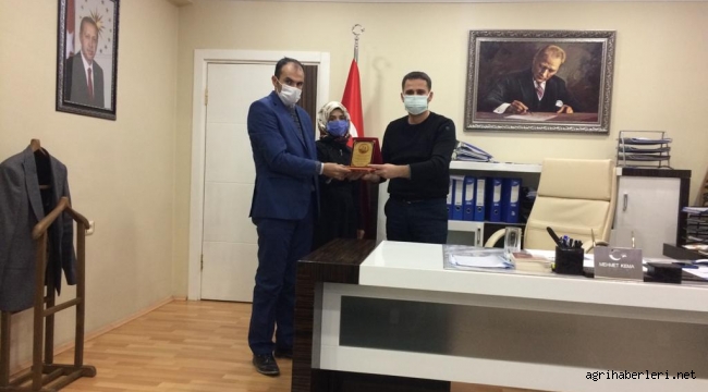 ŞEHİT DEMİR AİLESİNDEN KAYMAKAM AKPINAR'A PLAKET