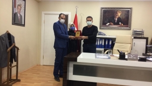 ŞEHİT DEMİR AİLESİNDEN KAYMAKAM AKPINAR'A PLAKET