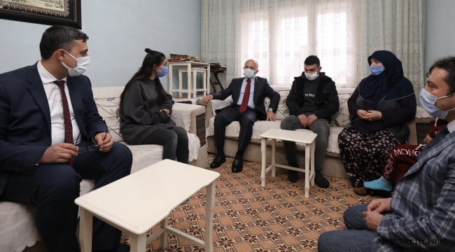 Varol, Çat Kapı Ev Ziyaretinde Bulundu