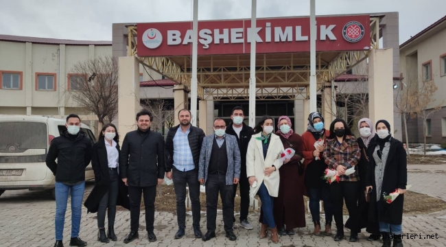 AK PARTİ DOĞUBAYAZIT İLÇE TEŞİLATI HASTANE PERSONELİNE ÇİÇEK DAĞITTI