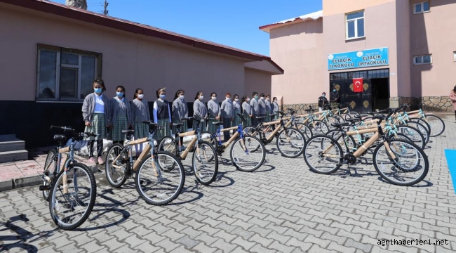 BAKANI KASAPOĞLU AĞRI'LI ÇOCUKLARA VERDİĞİ SÖZÜ TUTTU