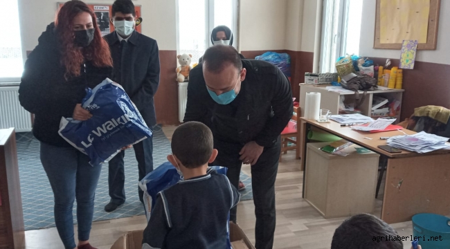 MÜDÜR TEKİN ÖĞRENCİLERE YARDIM ETTİ