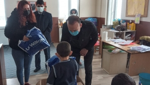MÜDÜR TEKİN ÖĞRENCİLERE YARDIM ETTİ