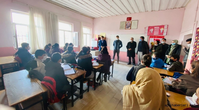Köyde okuyan öğrenciler Mustafa Konyar'a hayallerini yazdılar
