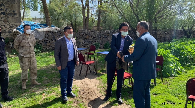 TAŞLIÇAY KAYMAKAMI ERSÖZ VE BELEDİYE BAŞKANI TAŞDEMİR BAYRAMDA ŞEHİT AİLELERİNİ ZİYARET ETTİLER