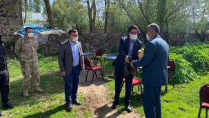 TAŞLIÇAY KAYMAKAMI ERSÖZ VE BELEDİYE BAŞKANI TAŞDEMİR BAYRAMDA ŞEHİT AİLELERİNİ ZİYARET ETTİLER