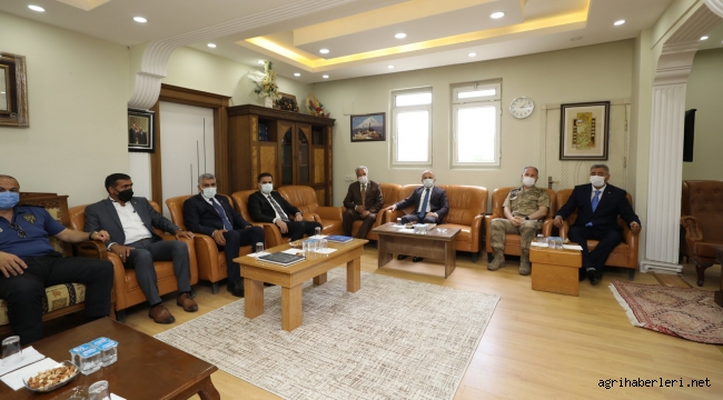 Vali Dr. Osman Varol, Doğubayazıt Ticaret ve Sanayi Odasını ziyaret ederek açıklamalarda bulundu.