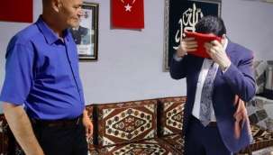 BAŞKAN SAVCI SAYAN, ŞEHİT BABASINA OĞLUNUN KARAKALEM RESMİNİ HEDİYE ETTİ