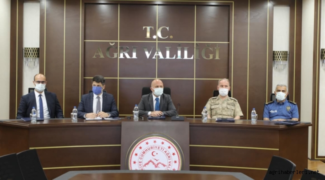 Ağrı'da Vali Osman Varol'un başkanlığında Covid-19 Değerlendirme Toplantısı düzenlendi.