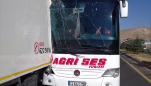 Ağrı Yolcu Otobüsü Arkadan Tır ile Çarpıştı: 26 Yaralı
