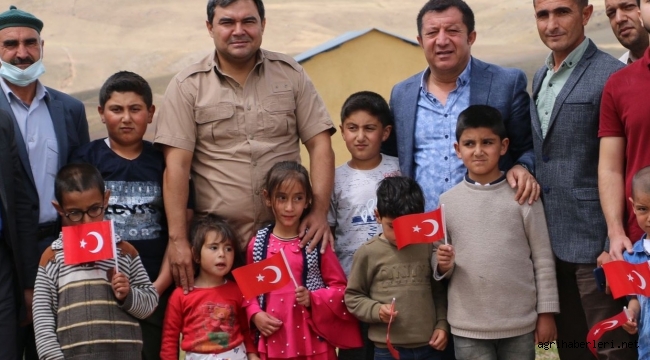 DİYADİN KÖYLERİNDE TÜRK BAYRAĞI VE ÇİÇEKLER İLE KARŞILANDILAR