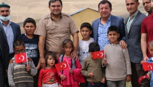 DİYADİN KÖYLERİNDE TÜRK BAYRAĞI VE ÇİÇEKLER İLE KARŞILANDILAR