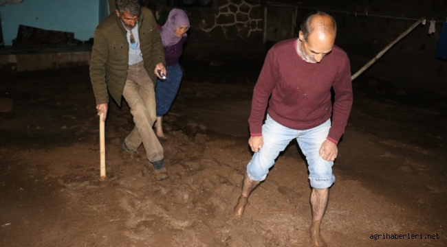 DOĞUBAYAZIT'TA ETKİLİ OLAN YAĞIŞ KÖYDE HASARA YOL AÇTI