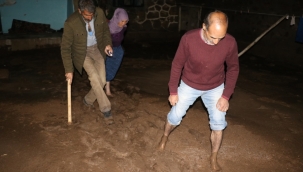 DOĞUBAYAZIT'TA ETKİLİ OLAN YAĞIŞ KÖYDE HASARA YOL AÇTI