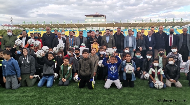 AĞRI SPOR İSTİŞARE KURULUNDAN MERKEZ VE 7 İLÇEYE SPOR MALZEMESİ KAMPANYASI