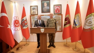 AĞRI VALİSİ VAROL'DAN 1.MKNZ.P.TUG.KOM. ÖZBAKIR PAŞAYA HAYIRLI OLSUN ZİYARETİ