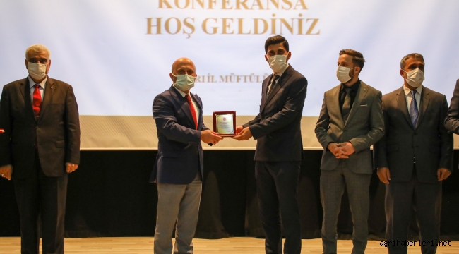 Camiler ve Din Görevlileri Haftasında Vali Varol, İmamlara Plaket Verdi