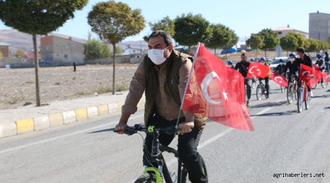 DİYADİN KAYMAKAMI ALPER BALCI, 29 EKİM CUMHURİYET BAYRAMI KUTLAMALARI KAPSAMINDA DİYADİN SOKAKLARINDA BİSİKLET SÜRDÜ