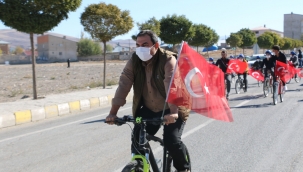 DİYADİN KAYMAKAMI ALPER BALCI, 29 EKİM CUMHURİYET BAYRAMI KUTLAMALARI KAPSAMINDA DİYADİN SOKAKLARINDA BİSİKLET SÜRDÜ