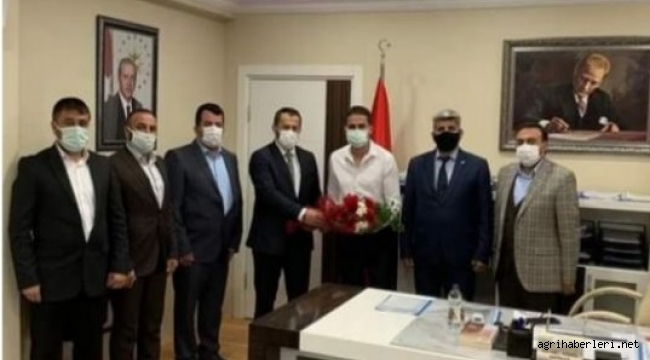 MÜFTÜ YİĞİT, KAYMAKAM AKPINAR'A ÇİÇEK TAKDİM ETTİ