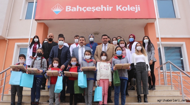 BAHÇEŞEHİR KOLEJİ KİTAP KURDU ÖĞRENCİLERİNE KAYMAKAM AKPINAR, HEDİYELER VERDİ
