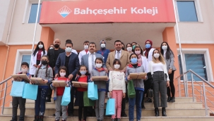 BAHÇEŞEHİR KOLEJİ KİTAP KURDU ÖĞRENCİLERİNE KAYMAKAM AKPINAR, HEDİYELER VERDİ