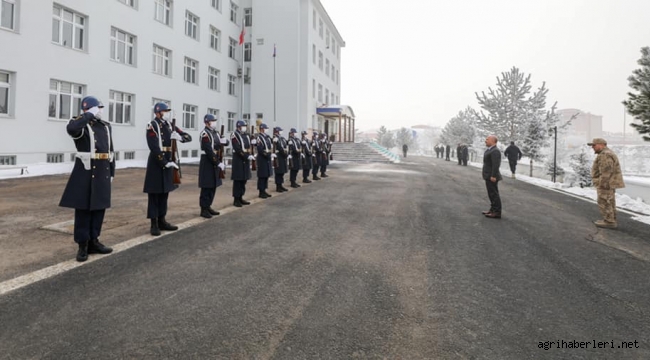 ​​​​​​​Ağrı Valisi Dr. Osman Varol, İl Jandarma Komutanlığını ziyaret etti.