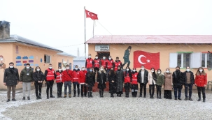 BAYAN VAROL VE BAYAN AKPINAR, ŞEHİT AİLESİNİ VE KÖY OKULUNU ZİYARET ETTİLER.