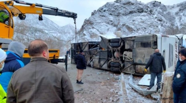 DOĞUBAYAZIT FİRMASINA AİT OTOBÜS  SİVAS'TA KAZA YAPTI 1 ÖLÜ 27 KİŞİ YARALI.