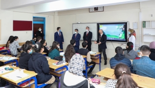 EĞİTİMİN İLK GÜNÜNDE AĞRI VALİSİ EĞİTİM YUVALARINI GEZDİ COVİD-19 TEDBİRLERİNİ ANLATTI