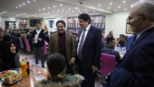 Iğdır Üniversitesinde İş Adamı Şimşek, Uluslararası Öğrencilerle Yemekte Buluştu