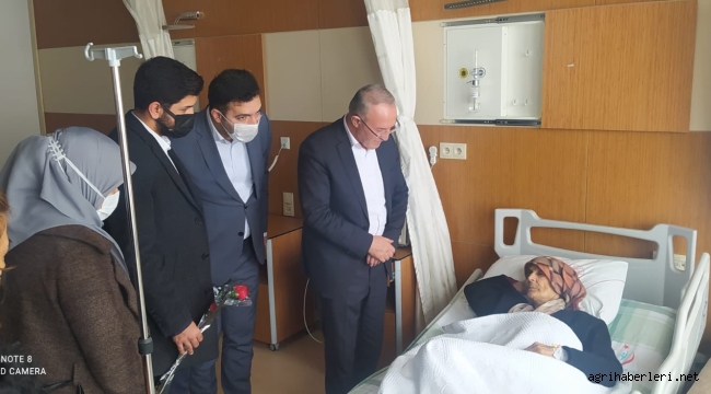AĞRI İL BAŞKANI ÖZYOLCU, HASTANEDE KADINLARA KARANFİL ÇİÇEĞİ TAKTİM ETTİ .
