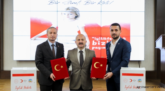 Ağrı Valisi Varol, "Bir Sınıf Bir Koli" Projesi Protokolüne İmza Attı