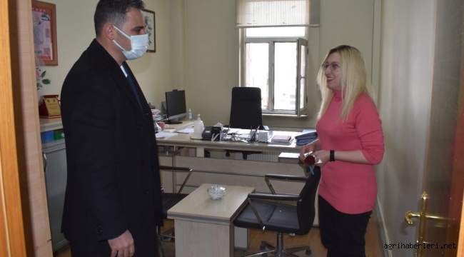 DOĞUBAYAZIT KAYMAKAMI AKPINAR, KARANFİL ÇİÇEĞİ İLE 8 MART DÜNYA KADINLAR GÜNÜNÜ KUTLADI