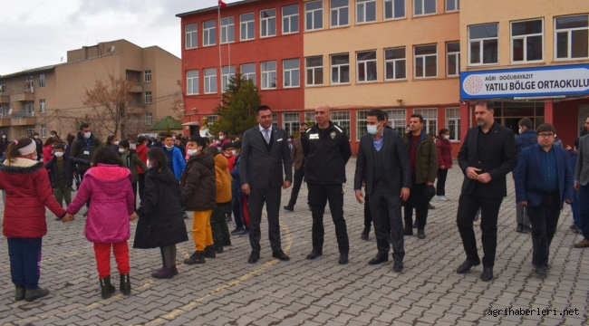 KAYMAKAM AKPINAR, ÖĞRENCİLERLE DEPREM TATBİKATINDA