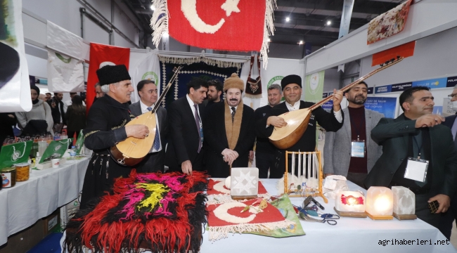  SAVCI SAYAN, BAŞINDA TİFTİK ŞAPKASI, ELİNDE BASTONU İLE DAKAF 22 FUARININ İLGİ ODAĞI OLDU