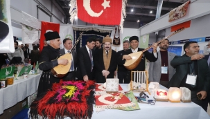  SAVCI SAYAN, BAŞINDA TİFTİK ŞAPKASI, ELİNDE BASTONU İLE DAKAF 22 FUARININ İLGİ ODAĞI OLDU