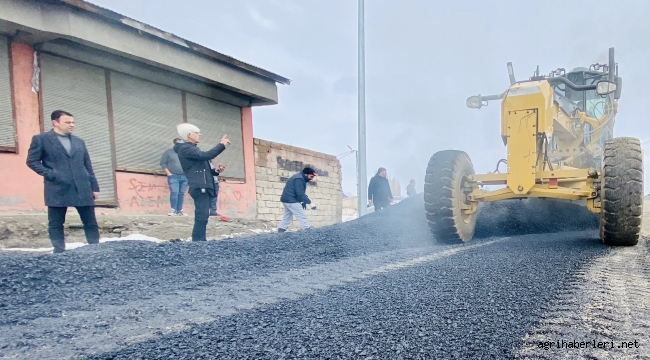 SAVCI SAYAN'IN TALİMATIYLA KAR KIŞ DEMEDEN AĞRI'DA BOZULAN YOLLAR ONARILIYOR