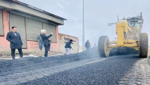 SAVCI SAYAN'IN TALİMATIYLA KAR KIŞ DEMEDEN AĞRI'DA BOZULAN YOLLAR ONARILIYOR