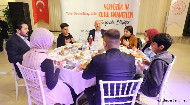  Ağrı'da Dünya Yetimler Günü dolayısıyla iftar programı düzenledi.