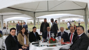 Sempozyumda Mehmet Hanifi Alır'ın sunumu