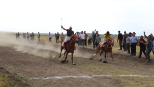 AĞRI MAHALLİ AT YARIŞLARINDA SAVCI SAYAN, CİRİT OYNADI