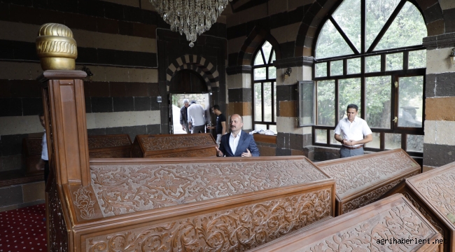 Ağrı Valisi Dr. Osman Varol, Dünyaca ünlü Ressam İsmail Acar'ın İshak Paşa Sarayı'ındaki Resim Sergisini Gezdi