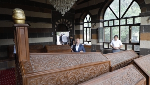 Ağrı Valisi Dr. Osman Varol, Dünyaca ünlü Ressam İsmail Acar&#39;ın İshak Paşa Sarayı&#39;ındaki Resim Sergisini Gezdi