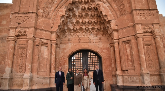 BAYAN KİRİŞÇİ, İSHAKPAŞA SARAYI'NDA