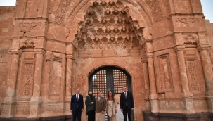 BAYAN KİRİŞÇİ, İSHAKPAŞA SARAYI'NDA