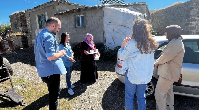öğretmenler, öğrenci ailelerinin kapısını çalarak evlerine konuk oluyor 