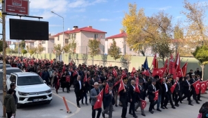 DOĞUBAYAZIT'TA BİR İLK BİNLERİN KATILDIĞI BAYRAK YÜRÜYÜŞÜ