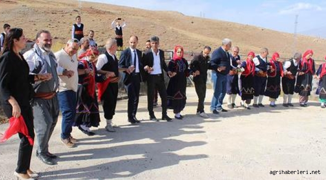  Nuh'un Gemisi'nde ABD'li ve Yeni Zelandalı turistler halay çekti