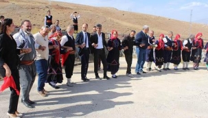  Nuh'un Gemisi'nde ABD'li ve Yeni Zelandalı turistler halay çekti